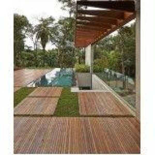 Deck de madeira com pergolado