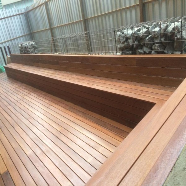 Deck de madeira para área externa