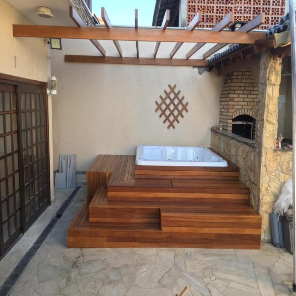 Deck de madeira para jacuzzi