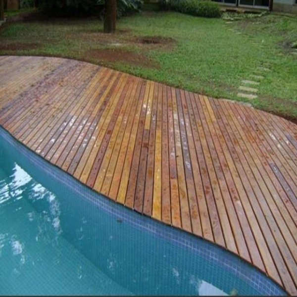 Deck de madeira para jardim