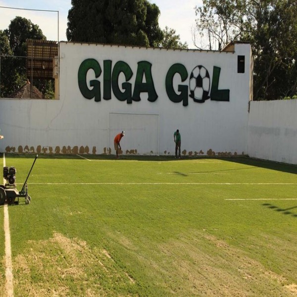 Construção de campo de futebol sintético