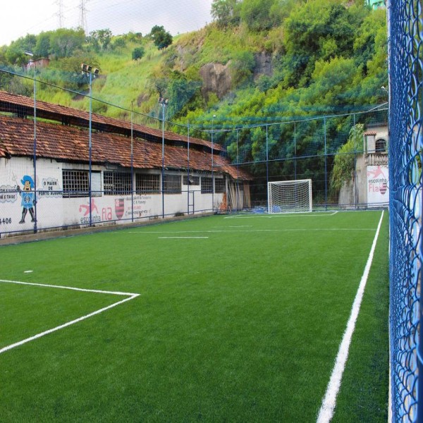 Construção de campo society com grama sintética