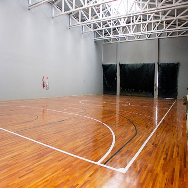 Piso esportivo de madeira flutuante