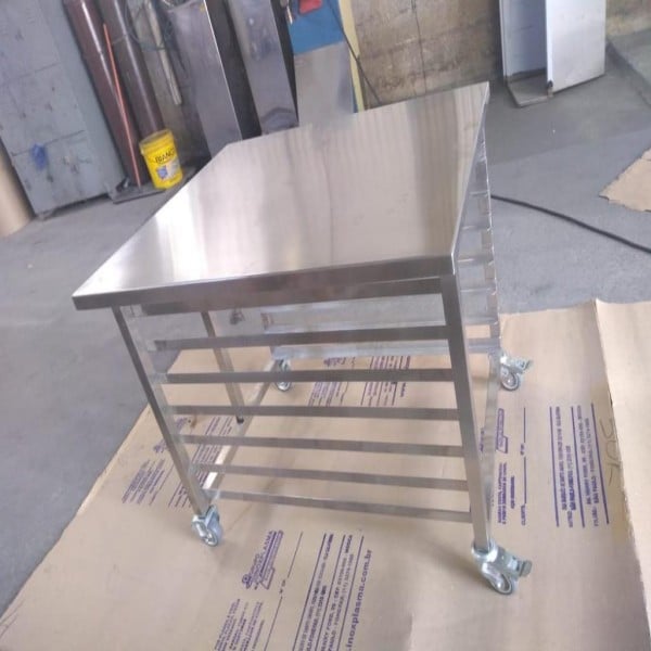 Mesa de inox com rodinha