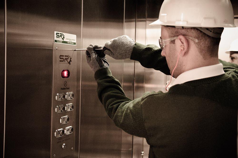 Manutenção corretiva de elevadores