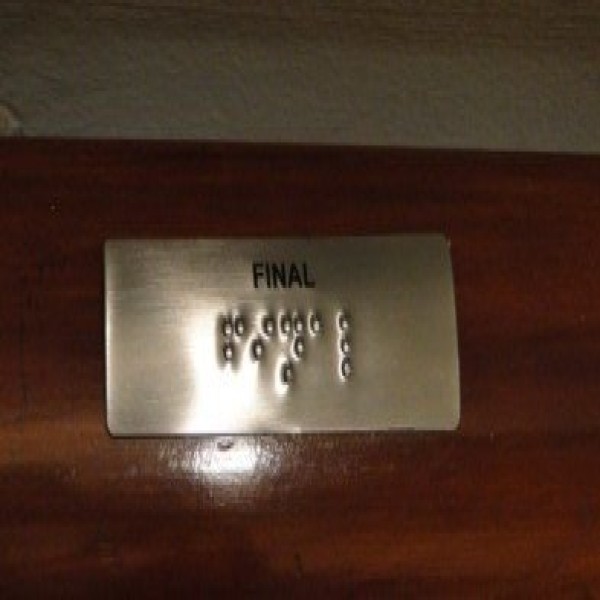 Placa em braille para corrimão