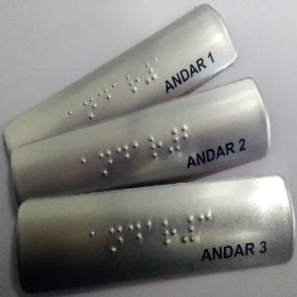 Placa em braille para corrimão