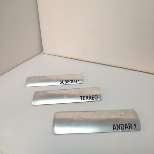 Sinalização em braille para corrimão