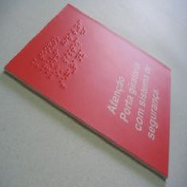 Sinalização em braille para corrimão
