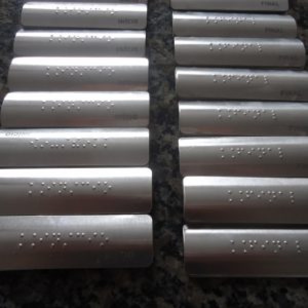 Sinalização em braille para corrimão