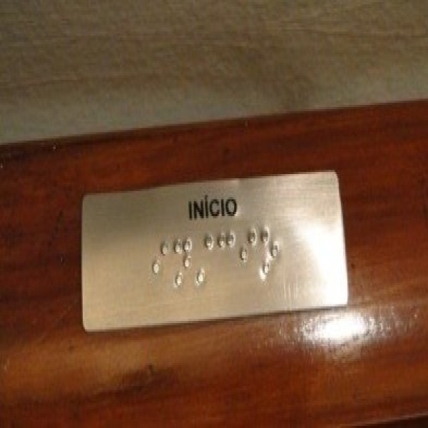 Sinalização em braille para corrimão