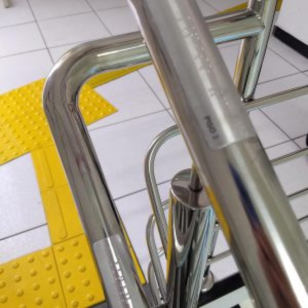 Sinalização em braille para corrimão