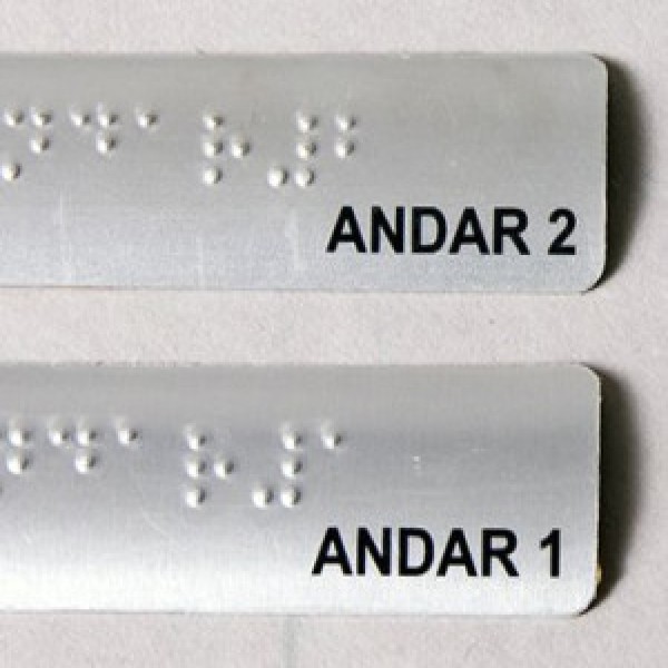 Sinalização em braille para corrimão