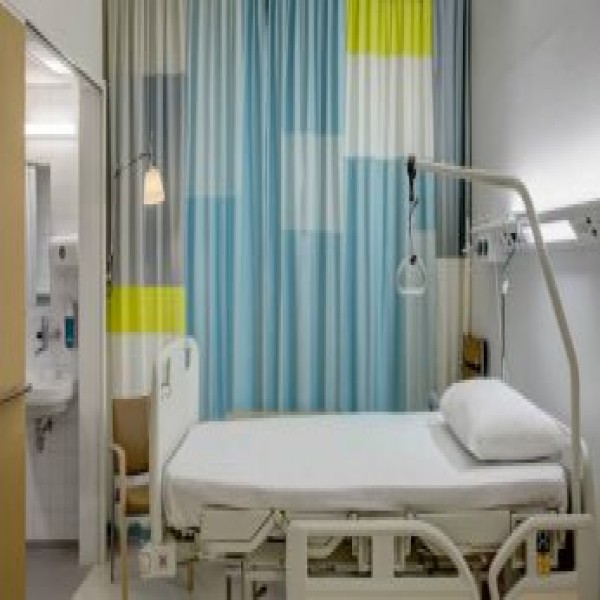 Cortina divisória de leito hospitalar