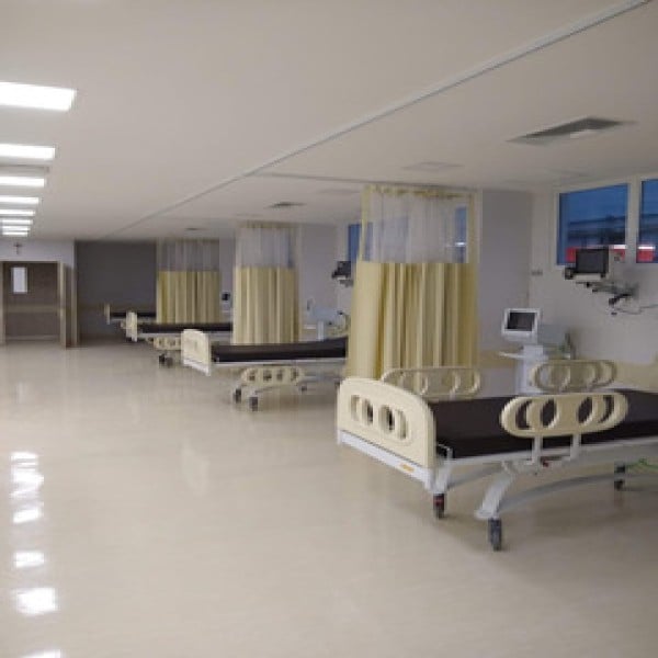 Cortina divisória hospitalar