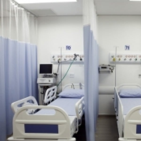 Cortina divisória hospitalar
