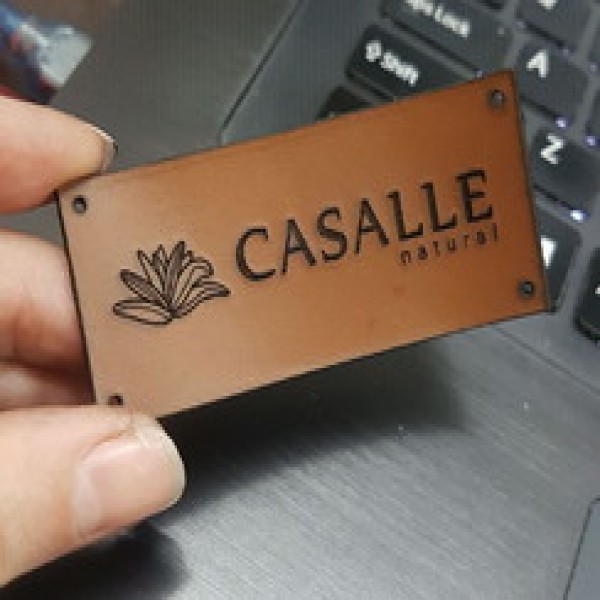 Etiqueta couro sintético personalizada