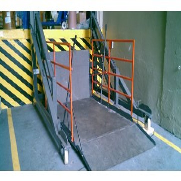 Plataforma elevatória para doca