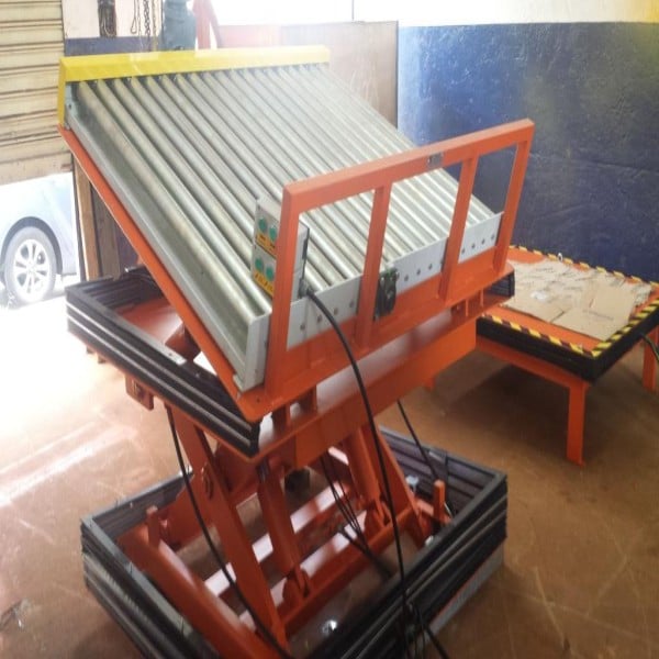 Mesa elevadora com esteira transportadora