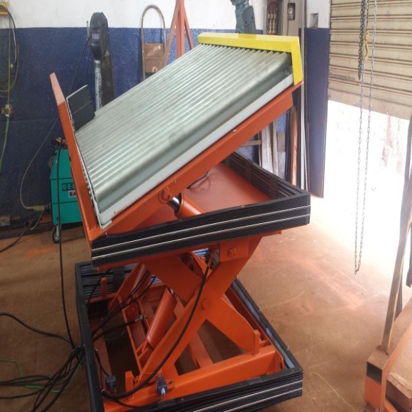 Mesa elevadora com esteira transportadora