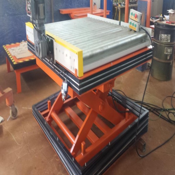 Mesa elevadora com esteira transportadora