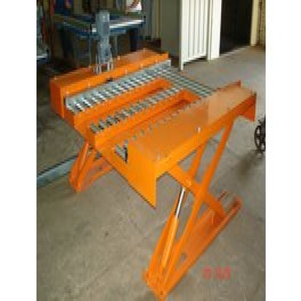 Mesa elevadora com esteira transportadora