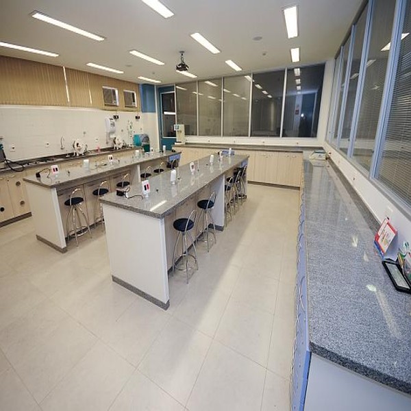 Bancada para laboratório para faculdade