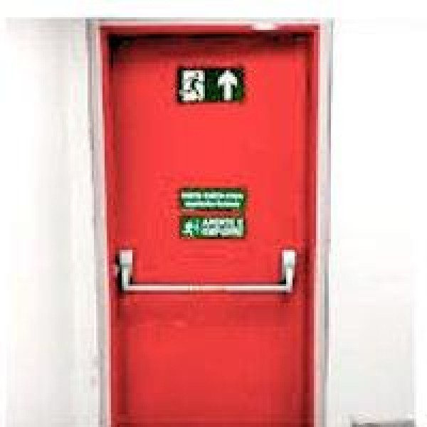 Porta corta fogo com barra antipânico