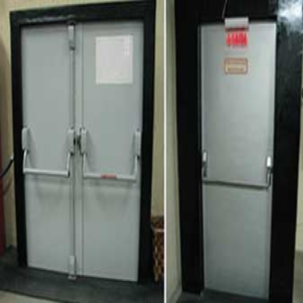 Porta corta fogo com barra antipânico