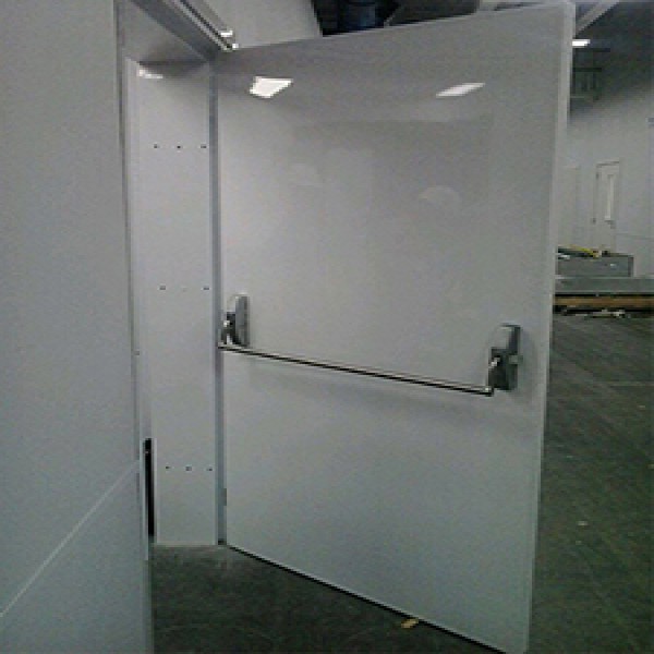 Porta corta fogo com barra antipânico