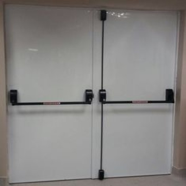 Porta corta fogo com barra antipânico