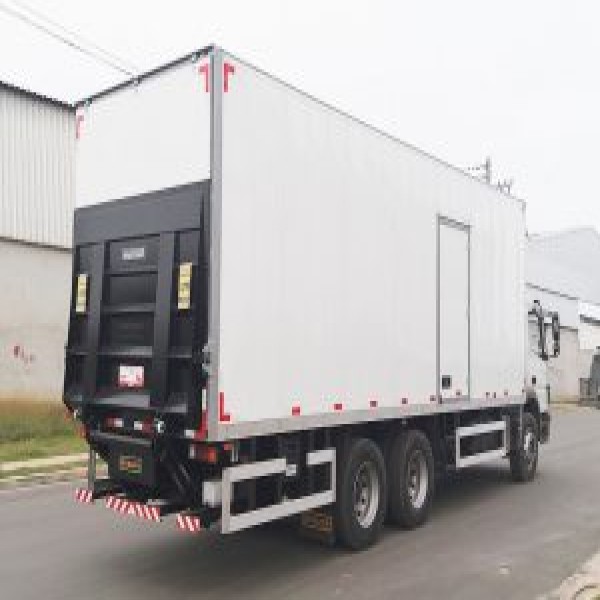 Plataforma elevatória hidráulica para caminhão