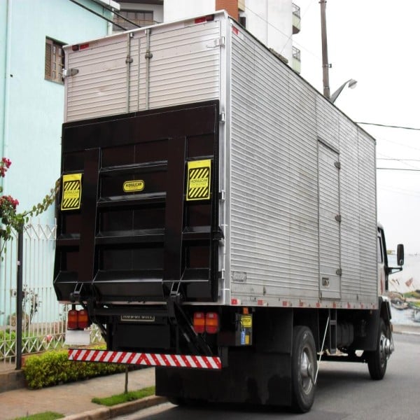 Plataforma elevatória hidráulica para caminhão