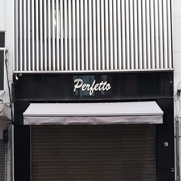 montagem de toldo de policarbonato