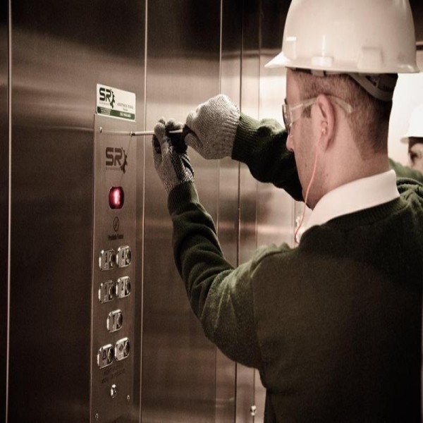 manutenção de um elevador