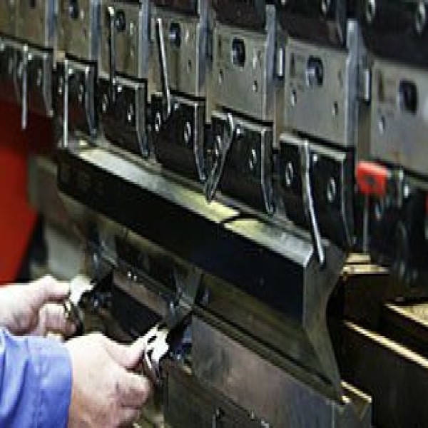 corte e dobra de chapas de aço