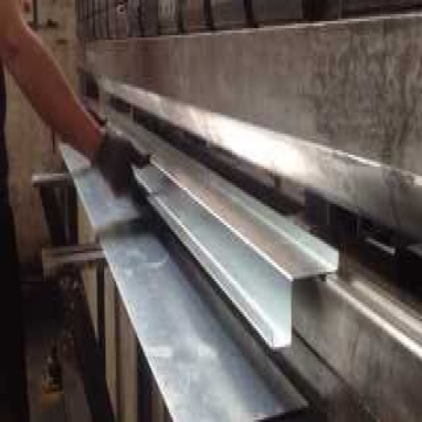 corte e dobra de chapas galvanizadas