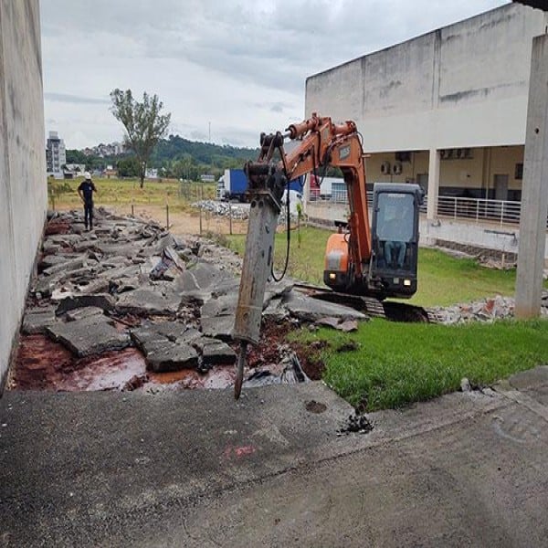 demolição de piso de concreto