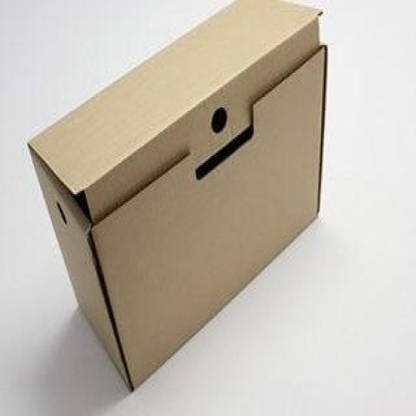 caixa de papelão com logotipo