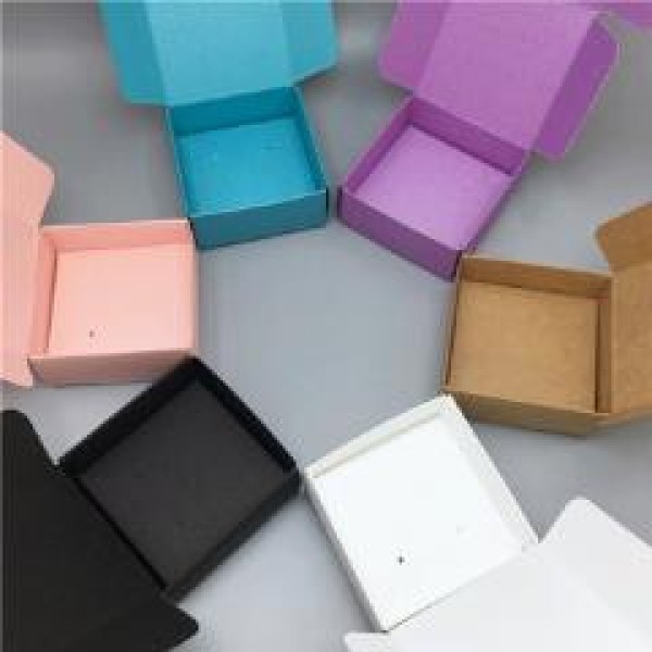 caixas coloridas de papelão