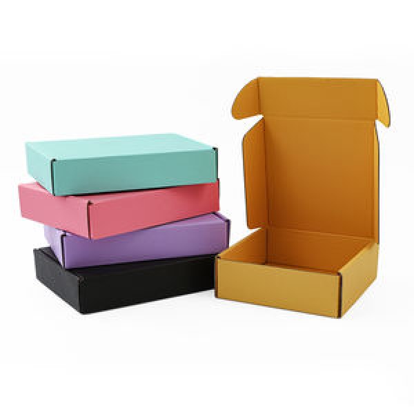 caixas coloridas de papelão