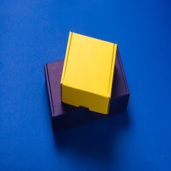 caixas coloridas de papelão