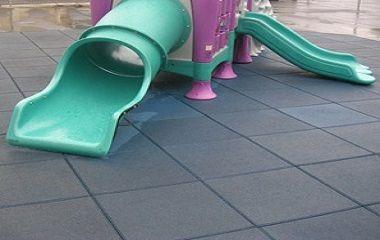 piso emborrachado drenante para playground
