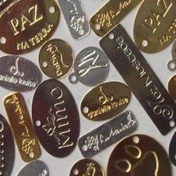 etiqueta de metal para roupas