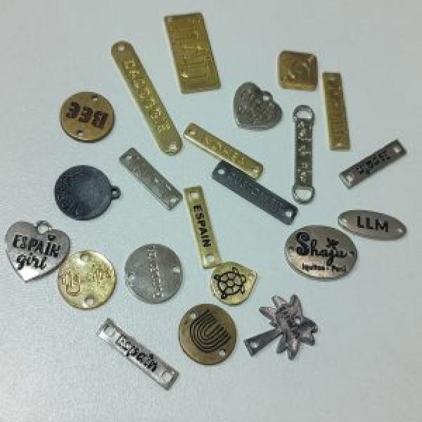 etiqueta de metal para roupas