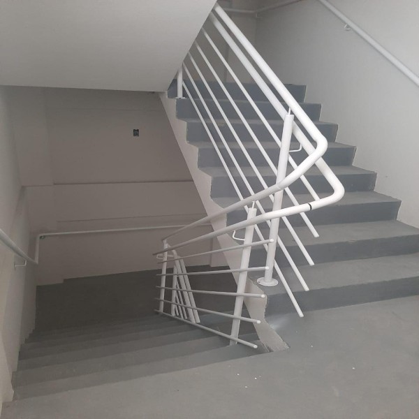 corrimão metálico