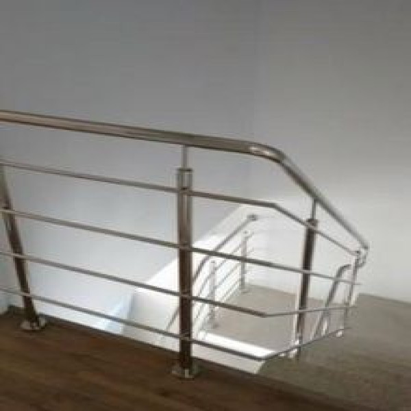 corrimão metálico