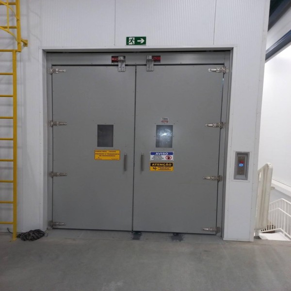 elevador de carga industrial