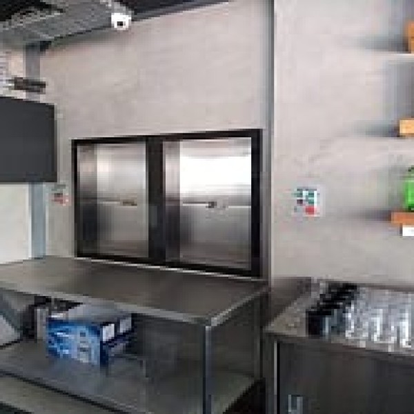 manutenção corretiva em elevador monta carga