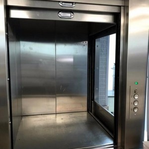 manutenção corretiva em elevador monta carga